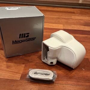 NWT Olympus OM-D E-M10 Mark III (14-42mm) Leather Camera Case